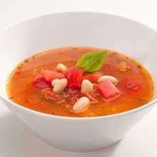Potage aux tomates et haricots blancs, basilic frais