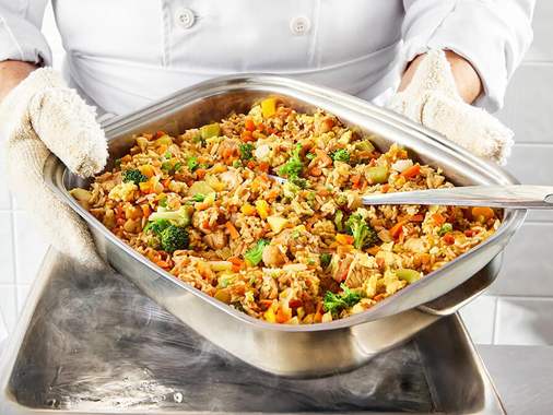 Riz frit au poulet et légumes
