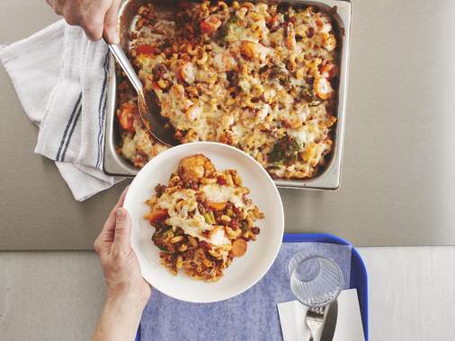 Casserole de macaroni gratiné aux légumes et à la viande